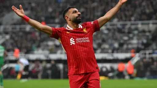 محمد صلاح يواصل التألق في...
